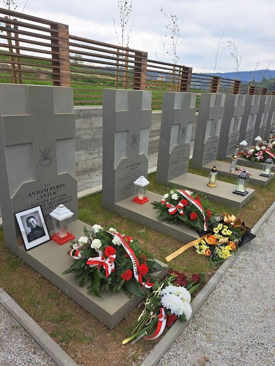 Cmentarz Wojenny Żołnierzy Narodowych Sił Zbrojnych w Kamesznicy. — zdjęcie 2