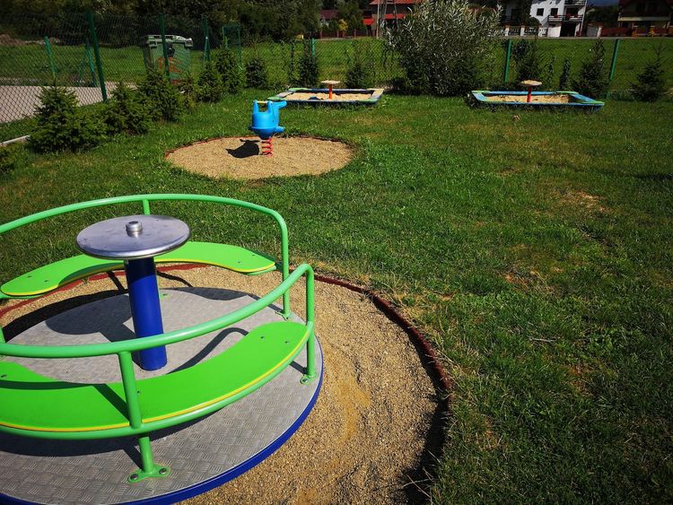Plac zabaw przy szkole — zdjęcie 2