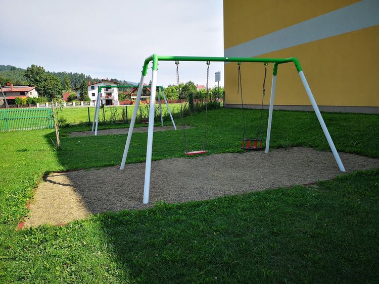 Plac zabaw przy szkole — zdjęcie 3