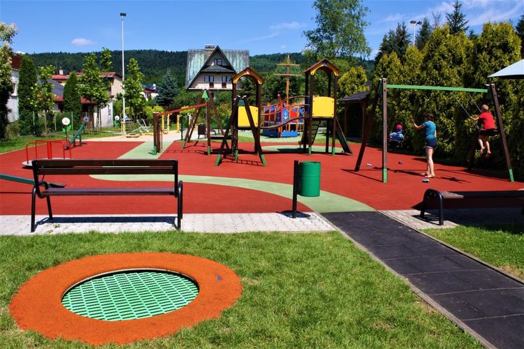 Plac Zabaw przy Centrum Rekreacji i Wypoczynku w Zembrzycach — zdjęcie 1